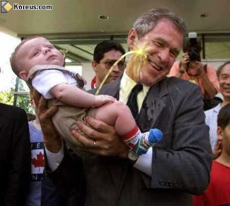 george bush se fesant pisser par son fils